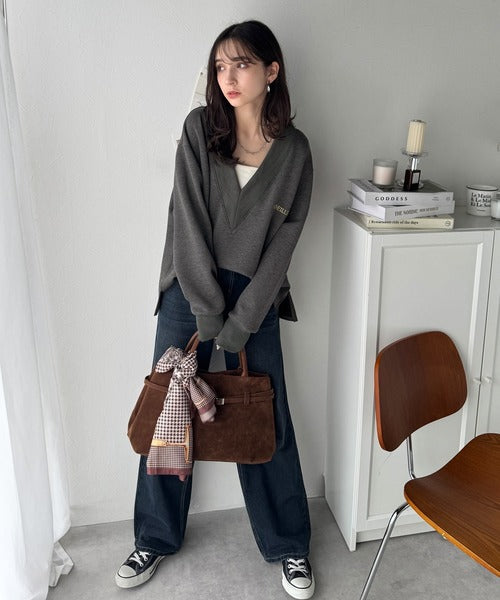 抜け感と上品さを両立。深めのネックで小顔見え♪ 胸刺繍Vネックダンボールニットトップス（長袖） ce1110130