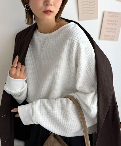 《JaVaジャバコラボ》シンプルなのに埋もれない、表情豊かな一着。ふくれジャガード オーバーサイズプルオーバー（長袖） jm1010693