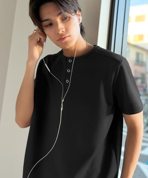 【接触冷感機能付き】肩切り替えショート丈ダンボール素材ヘンリーネックTシャツ／Shoulder Panel Cropped Double-Knit Henley T-Shirt co1010056