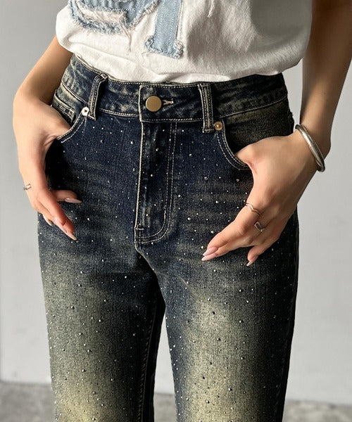 【mily bilet】動くたび、キラキラ輝くビジューストーンが主役。ヴィンテージライクフレアデニムパンツ mi0909012