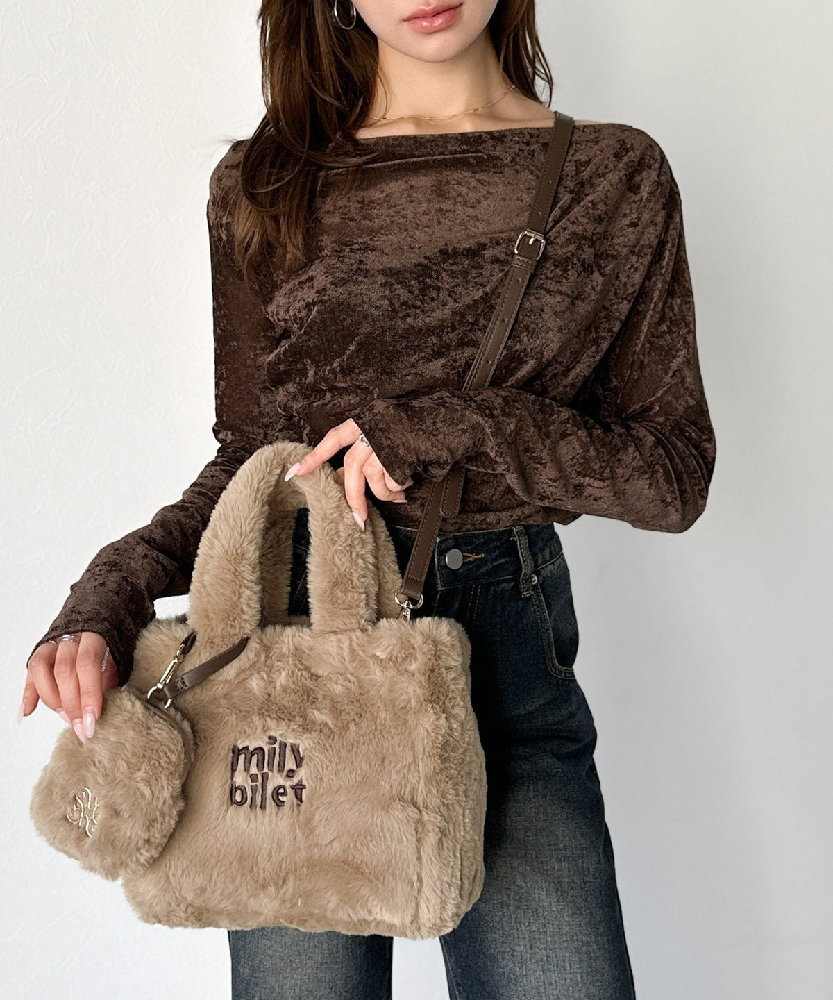 【mily bilet】ふわふわのファーで魅了する。ミニポーチ付きロゴ刺繍ファーショルダーバッグ mi1159036