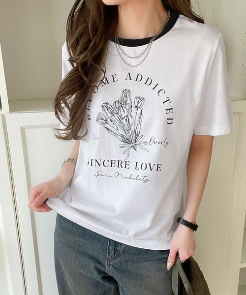 トレンドのディテールが魅力。シルケットフラワーカーブロゴリンガー半袖Tシャツ ce1020196