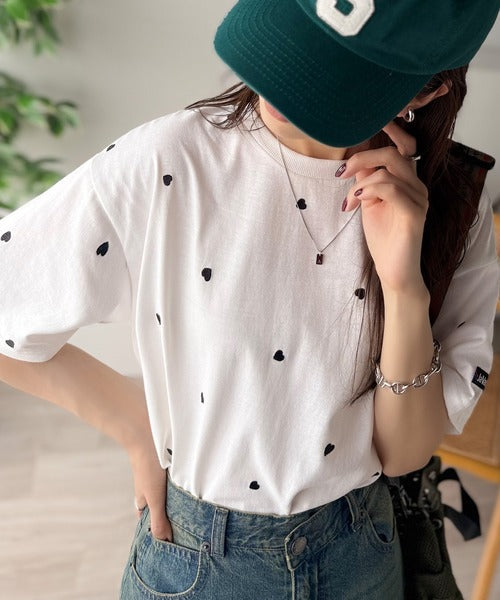 《JaVaジャバコラボ》春夏のカジュアルに、大人の“可愛い”をプラス。ミニハート刺繍Tシャツ（半袖） jv1010470