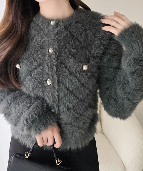 【mily bilet】大人可愛い、愛されニット。パール調ボタン使いキルティング風フェザーニットジャケット mi1359067