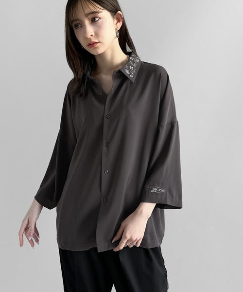 「雰囲気アガる。」衿刺繍ドレープドルマンシャツ／Embroidered Collar Draped Dolman Shirt co1010004