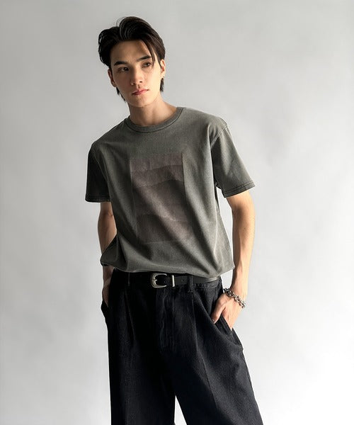 「即トレンド男子。」タイトフィットピグメント加工プリントTシャツ／Tight Fit Pigment-Dyed Print T-Shirt co1010001