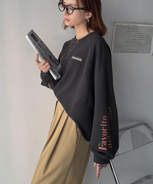 《Javaジャバコラボ》抜け感纏い、センスで遊ぶ。ロゴ袖刺繍＆グラフィック裏起毛プルオーバー jv1050328