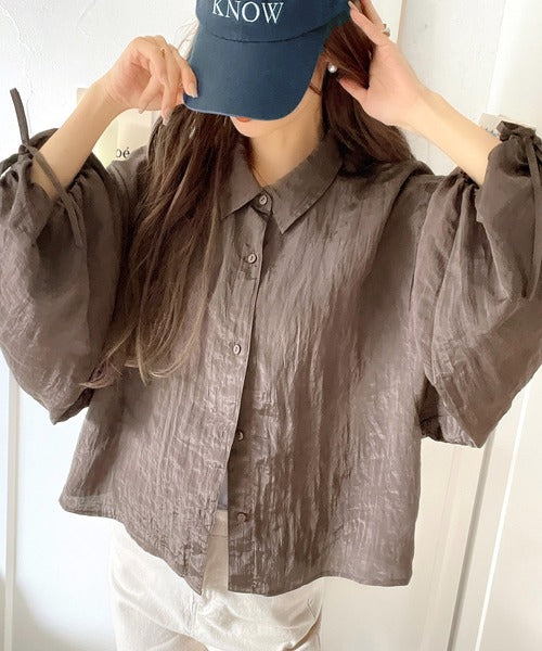 上品な抜け感と自由なアレンジ叶う。2wayカラー袖シャーリングシアー素材シャツブラウス（長袖） ce1010342