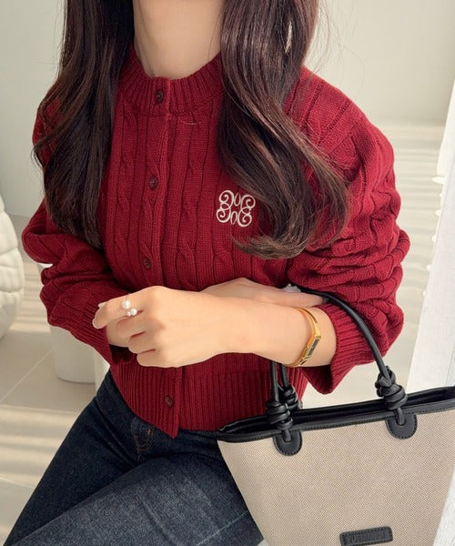 【mily bilet】ほんのり甘い新定番。胸刺繍ケーブル編みニットカーディガン(長袖) mi1259023