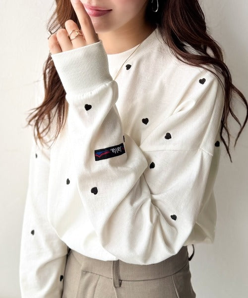 《JaVaジャバコラボ》“可愛い”がさりげなく溶け込む。袖ネーム付きミニハート総刺繍Tシャツ(長袖) jv1010498
