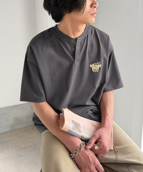 《JaVaジャバコラボ》【接触冷感機能付き】ツアーロゴ刺繍 ヘビーウェイト素材 ヘンリーネックTシャツ（半袖） jo1320023