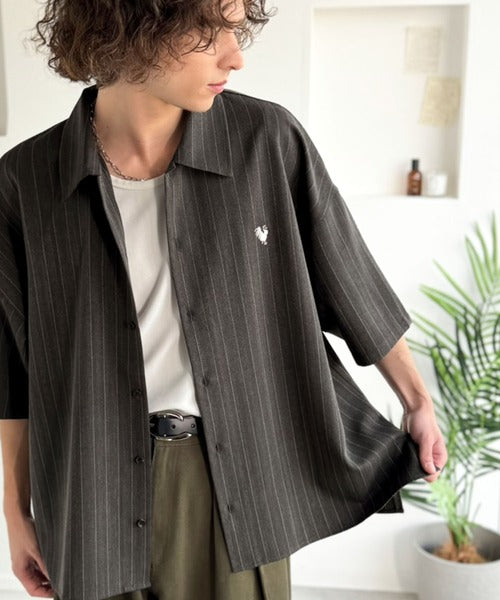 《JaVaジャバコラボ》羽織りとしても重宝する、汎用性の高さが魅力！刺繍入り ヘリンボーン織ストライプ柄 オーバーサイズ半袖シャツ jo1010044