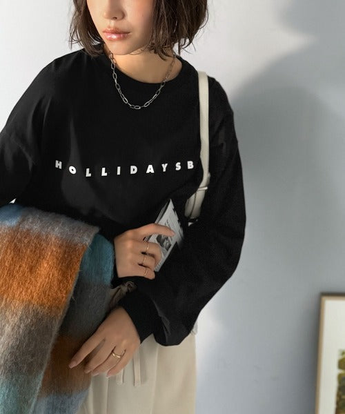 大人の上品カジュアルを楽しむ。ゆったりシルエット 綿100％シルケット風シンプル英字ロゴTシャツ（長袖） ce1330048