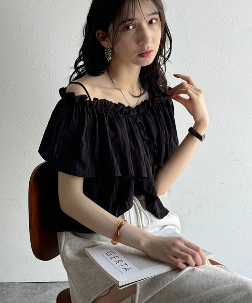 大人ガーリーに見せる。2wayオフショルフリルデザインシアーブラウス ce1070139