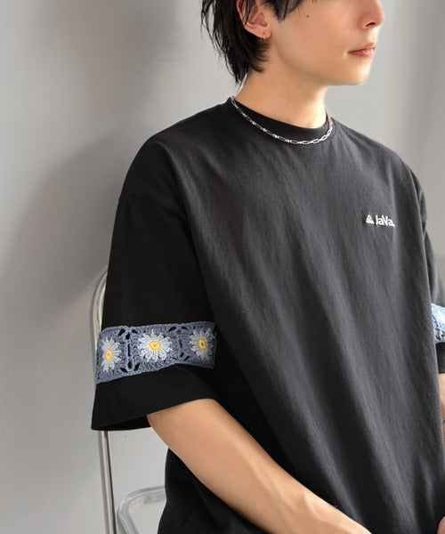 《JaVaジャバコラボ》袖先に遊びと清涼感を。袖クロシェ編み 配色切り替えデザインTシャツ jo1150094