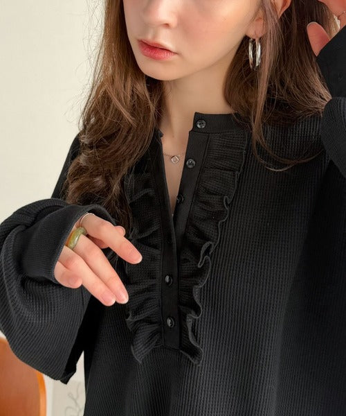 《JaVaジャバコラボ》ラフなのに、ほんのり甘い。ワッフルフリルヘンリーネックトップス（オーバーサイズ） jv1020409