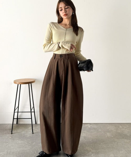《JaVaジャバコラボ》カーブで魅せる、抜け感シルエット。綿100％コットンツイルバレルレッグタックパンツ jv1240111