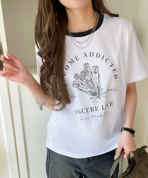 トレンドのディテールが魅力。シルケットフラワーカーブロゴリンガー半袖Tシャツ ce1020196