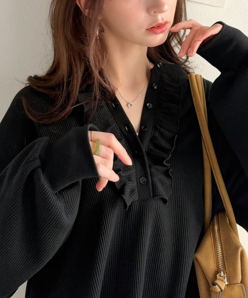 《JaVaジャバコラボ》ラフなのに、ほんのり甘い。ワッフルフリルヘンリーネックトップス（オーバーサイズ） jv1020409
