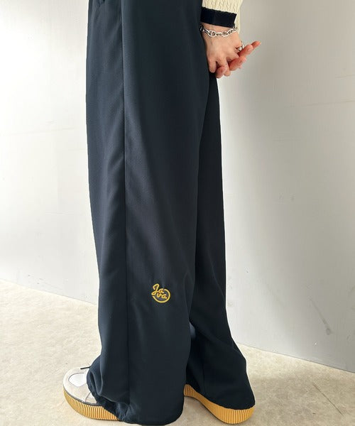 《Javaジャバコラボ》上品見えもラフ見えも叶う。裾ドロストワンポイント刺繍トラックパンツ（セットアップ可能） jv1070102