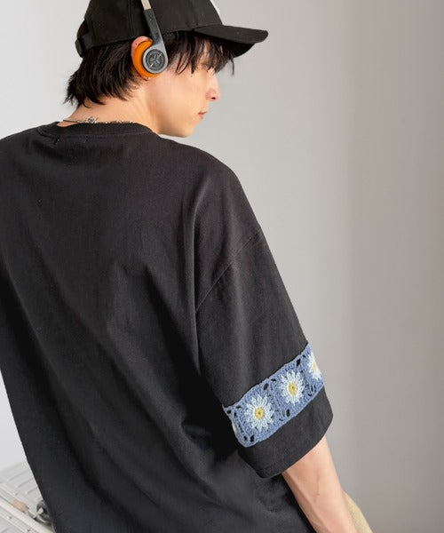 《JaVaジャバコラボ》袖先に遊びと清涼感を。袖クロシェ編み 配色切り替えデザインTシャツ jo1150094