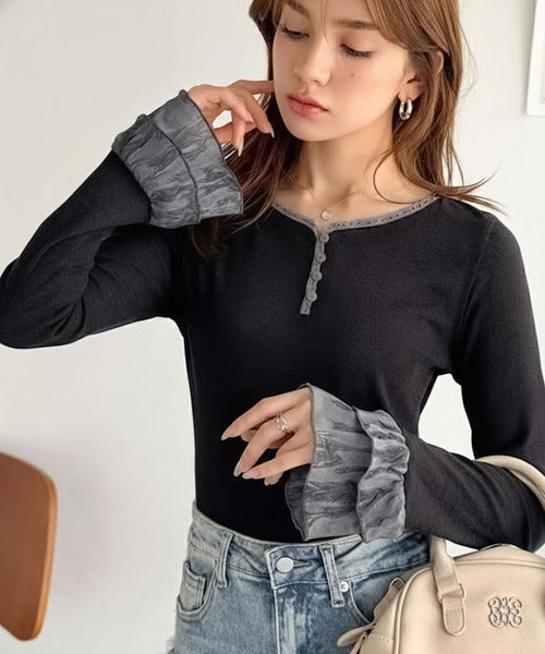【mily bilet】大人フェミニンを叶える。袖フリルレースヘンリーネックトップス mi1359050