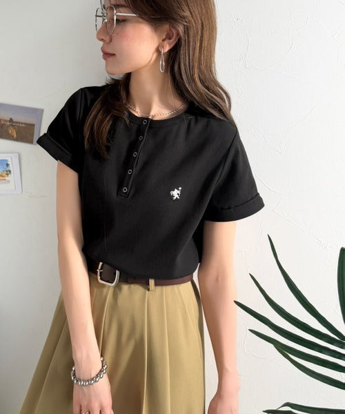 すっきり華奢魅せ。袖ロールアップ胸刺繍入りヘンリーネックリブTシャツ (半袖) ce1410009