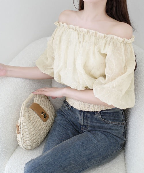 【mily bilet】あなたのスタイルにさらなる魅力をプラス。オフショル2WAY花柄コード刺繍バックリボンブラウス mi1139077