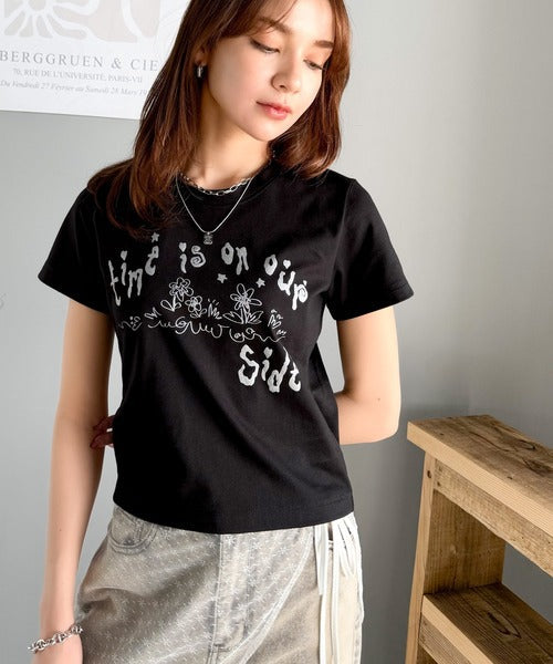 【mily bilet】大人の上品グラフティ。ハンドペイントライクシルバープリントコンパクトTシャツ mi1329023