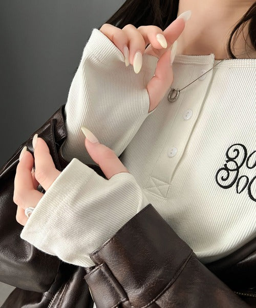 【mily bilet】モードに決まる大人カジュアル。ロゴ刺繍ヘンリーネッククロップドテレコリブカットソー mi0789004