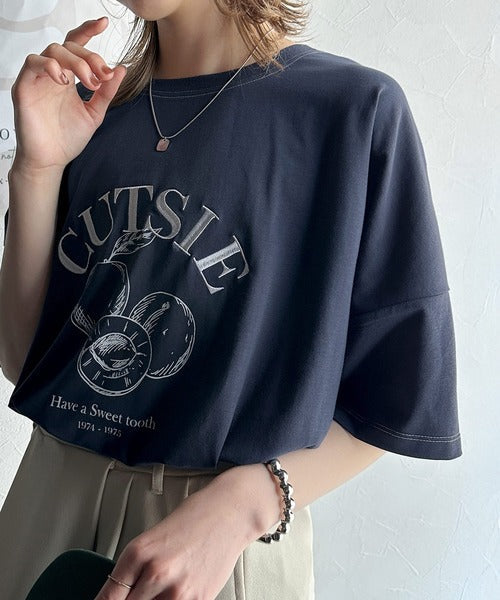 毎日のスタイルを楽しく彩る。前後2way裾ドロストフルーツグラフィックTシャツ ce1050269