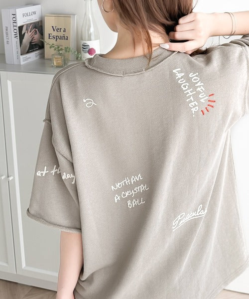 後ろ姿までぬかりなくオシャレにキマる。ランダム刺繍裏毛ハーフスリーブTシャツ ce1260260