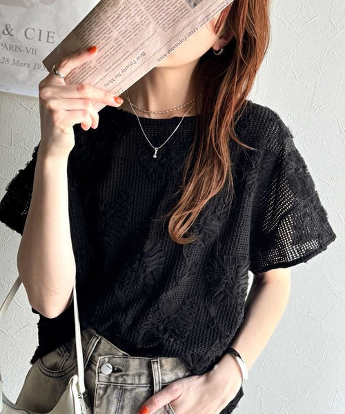 大人のおしゃれ度ワンランクアップ。チュールフラワーコード刺繍半袖Tシャツ ce1260429