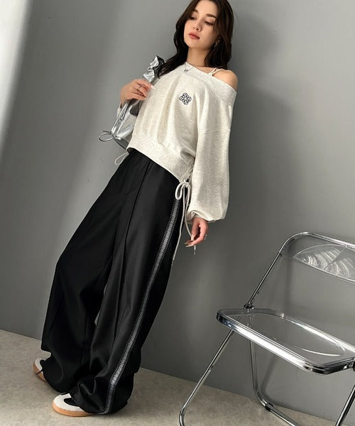 【mily bilet】大人肌見せヘルシースタイル。サイドレースアップ胸刺繍オフショルダースウェット mi1019051