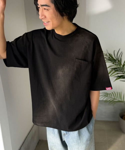 《JaVaジャバコラボ》唯一無二のヴィンテージ感。オーバーサイズシルエットのスプレーダイポケットTシャツ（半袖） jv1020359