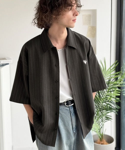 《JaVaジャバコラボ》羽織りとしても重宝する、汎用性の高さが魅力！刺繍入り ヘリンボーン織ストライプ柄 オーバーサイズ半袖シャツ jo1010044