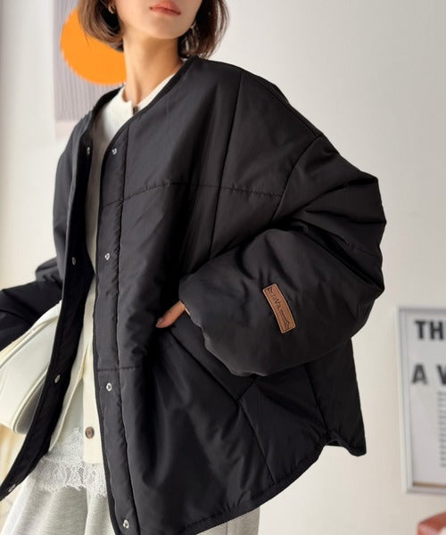 《JaVa ジャバコラボ》軽やかに羽織って旬顔。大人のノーカラー中綿ショート丈ブルゾン jv1070244