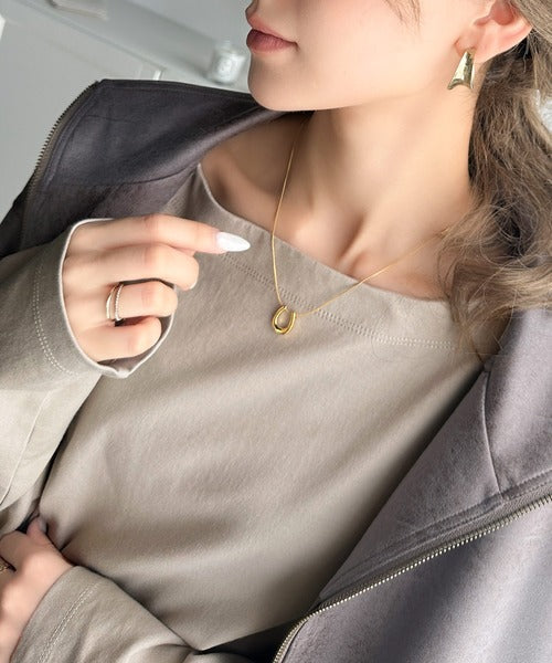 女性らしさ漂う、大人シンプル。シルケット風ボートネックロンTee ce1050246