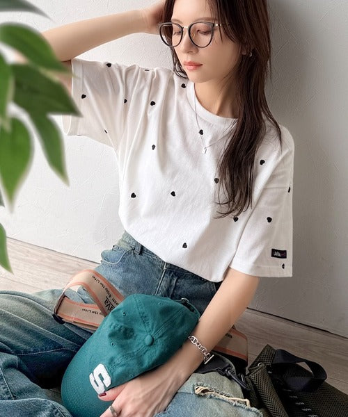 《JaVaジャバコラボ》春夏のカジュアルに、大人の“可愛い”をプラス。ミニハート刺繍Tシャツ（半袖） jv1010470