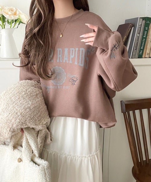 今っぽカジュアルの本命スウェット♪エンブレム風らくがき刺繍入りフロッキープリント裏起毛プルオーバー（長袖） ce1260508