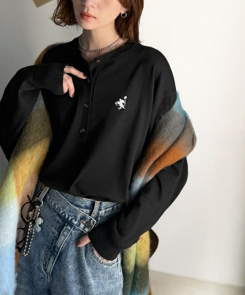 《Javaジャバコラボ》顔周りスッキリ&胸元刺繍で映える♪配色刺繍ヘンリーネックニット jv1240110