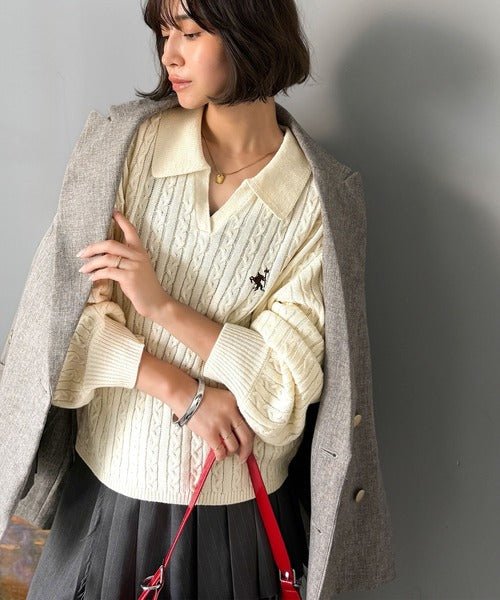 ”品よく華やぐ”。大人のマストバイニット。胸刺繍ケーブル編みポロ襟スキッパーニット ce1050308