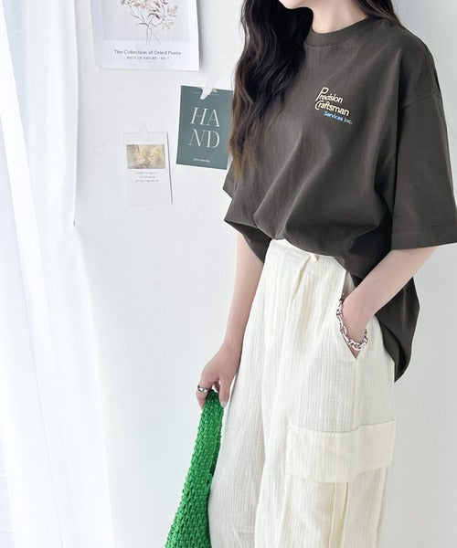 大人の上級カジュアル。綿100％ワンポイント刺繍ロゴTシャツ ce1050183