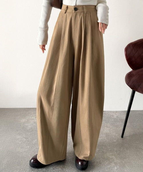 《JaVaジャバコラボ》カーブで魅せる、抜け感シルエット。綿100％コットンツイルバレルレッグタックパンツ jv1240111