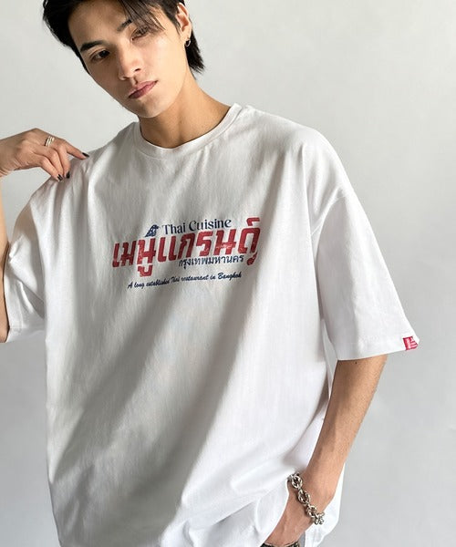 《JaVaジャバコラボ》お洒落見え確定。綿100％タイ料理メニュー風プリントルーズフィットTシャツ(オーバーサイズ) jv1029127