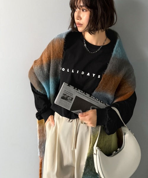 大人の上品カジュアルを楽しむ。ゆったりシルエット 綿100％シルケット風シンプル英字ロゴTシャツ（長袖） ce1330048