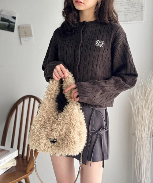 【mily bilet】ふわふわ感と高級感で、季節のおしゃれを格上げ。ロゴプレート使いプードルファーラウンドバッグ mi1179060