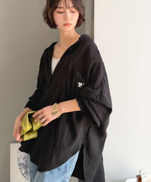 【接触冷感機能付き】冷感＆シアー素材で涼しく彩る。胸刺繍フード付きシアーシャツ（長袖） ce1070209