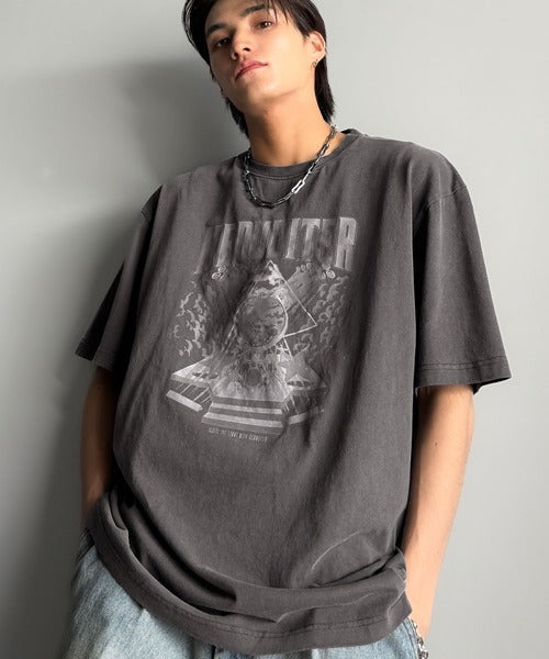 「1着でキマる。」ピグメント加工マットグラフィック柄Tシャツ / Pigment-Washed Matte Graphic T-Shirt co1150028
