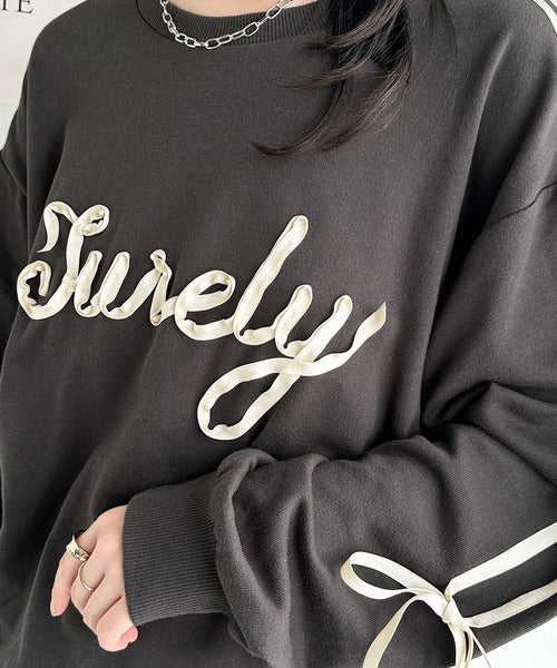 【mily bilet】気分上がるサテンリボンロゴが可愛い。サイドシャーリングサテンリボン使いスウェットトップス(長袖) mi1359009